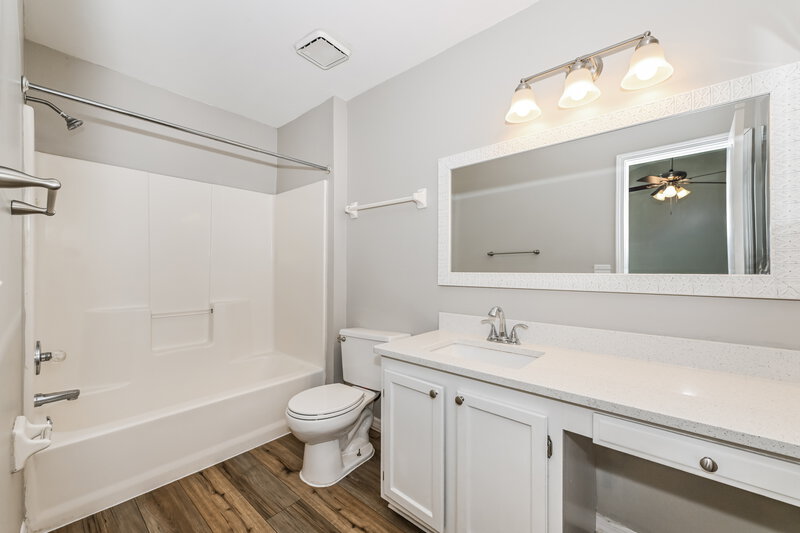 1,960/Mo, 8147 Pine Springs Ln Jacksonville, FL 32244 Main Bathroom View