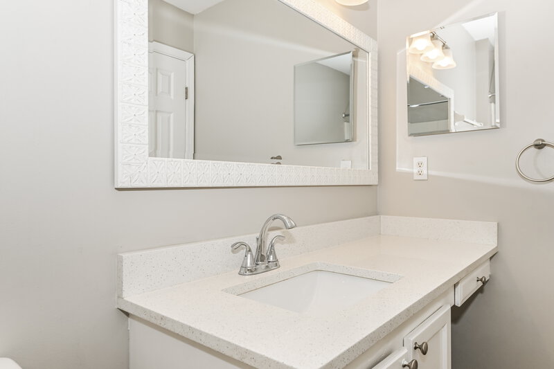 1,960/Mo, 8147 Pine Springs Ln Jacksonville, FL 32244 Main Bathroom View 2