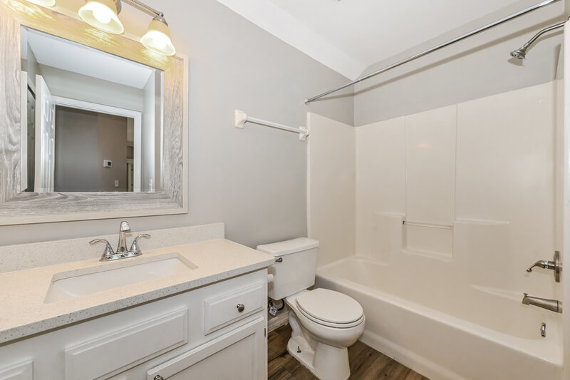 1,960/Mo, 8147 Pine Springs Ln Jacksonville, FL 32244 Bathroom View