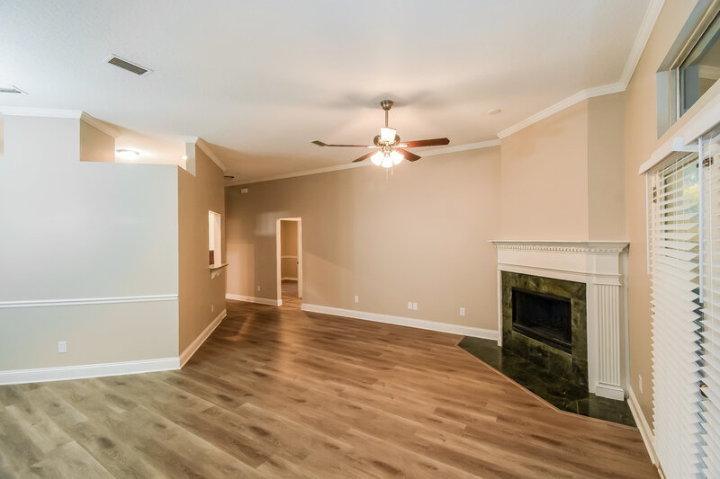 0/Mo, 8233 Lakemont Dr Jacksonville, FL 32216 Living Room View 2