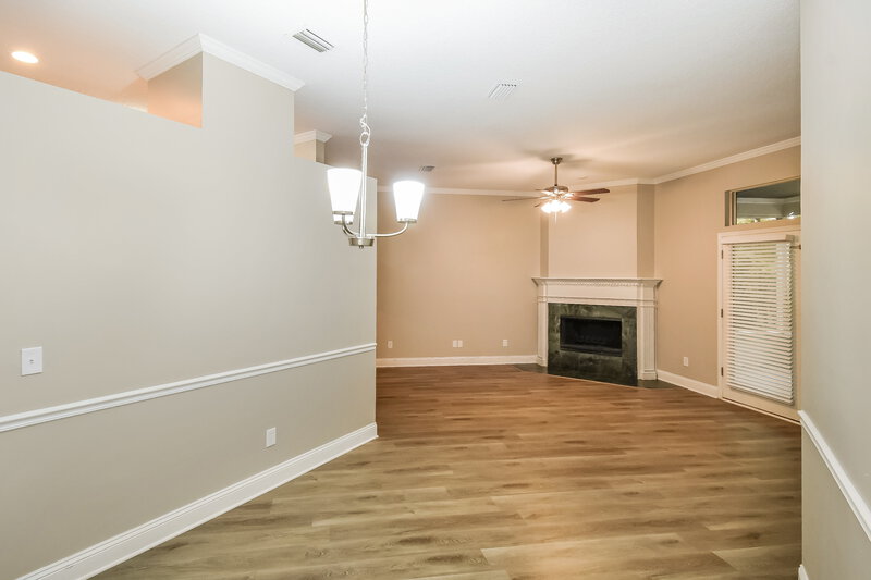 0/Mo, 8233 Lakemont Dr Jacksonville, FL 32216 Dining Room View 2