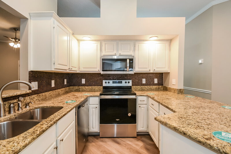0/Mo, 8233 Lakemont Dr Jacksonville, FL 32216 Kitchen View 2