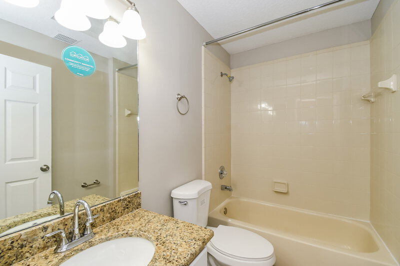 0/Mo, 8233 Lakemont Dr Jacksonville, FL 32216 Main Bathroom View