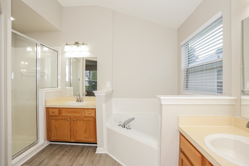 1,725/Mo, 2894 Centerwood Dr N Jacksonville, FL 32218 Main Bathroom View
