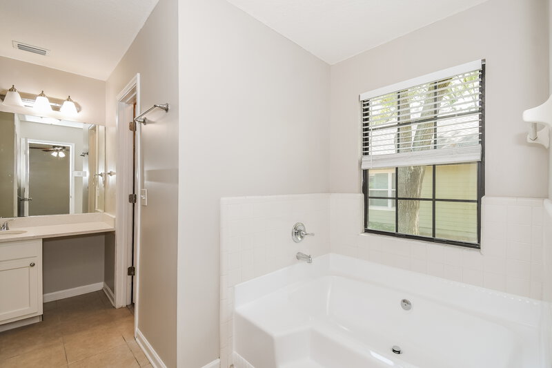 2,360/Mo, 874 Long Lake Dr Jacksonville, FL 32225 Main Bathroom View