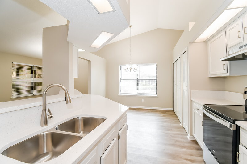 1,800/Mo, 8431 Moss Pointe Trl N Jacksonville, FL 32244 Kitchen View