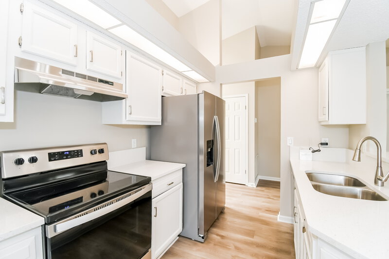 1,800/Mo, 8431 Moss Pointe Trl N Jacksonville, FL 32244 Kitchen View 2