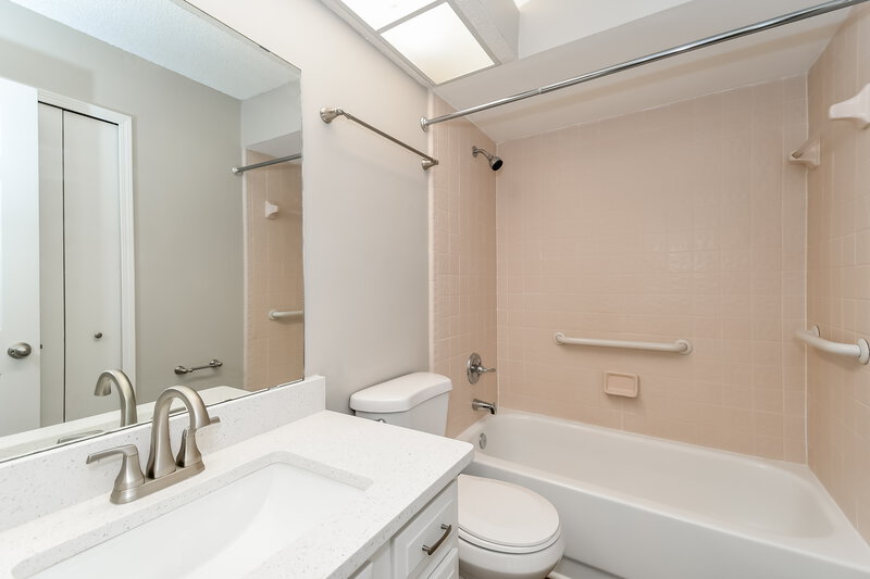 1,800/Mo, 8431 Moss Pointe Trl N Jacksonville, FL 32244 Main Bathroom View
