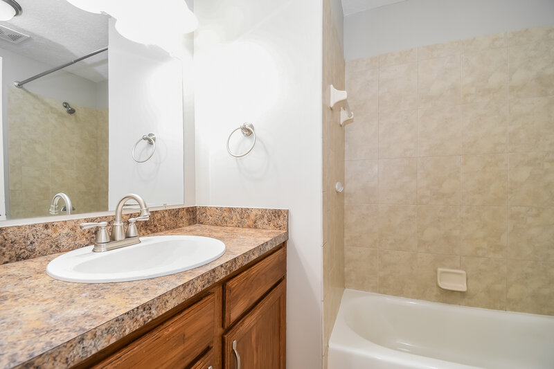 1,605/Mo, 108 E Manson Rd Hastings, FL 32145 Bathroom View