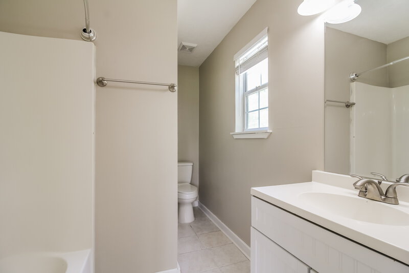 1,805/Mo, 27386 W 12th Ave Hilliard, FL 32046 Main Bathroom View