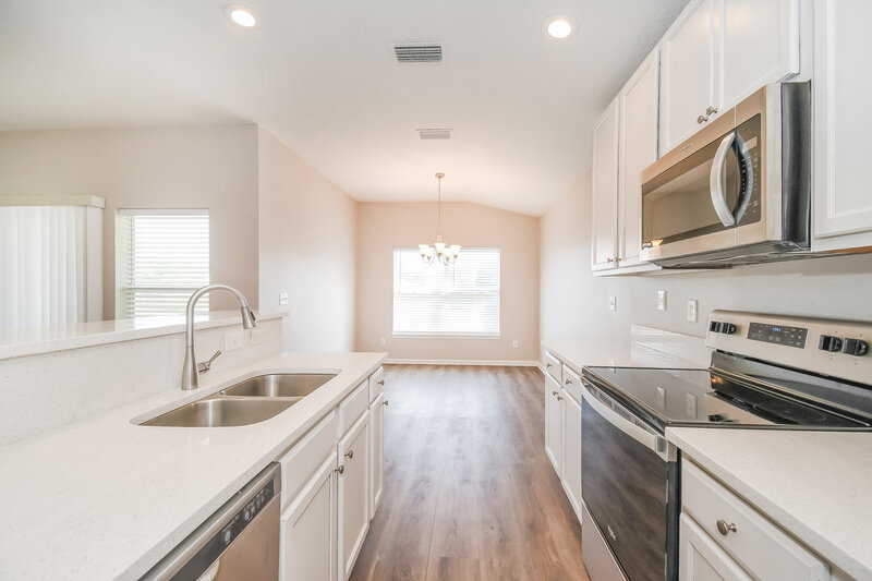 1,860/Mo, 9287 Hawkeye Dr Jacksonville, FL 32221 Kitchen View