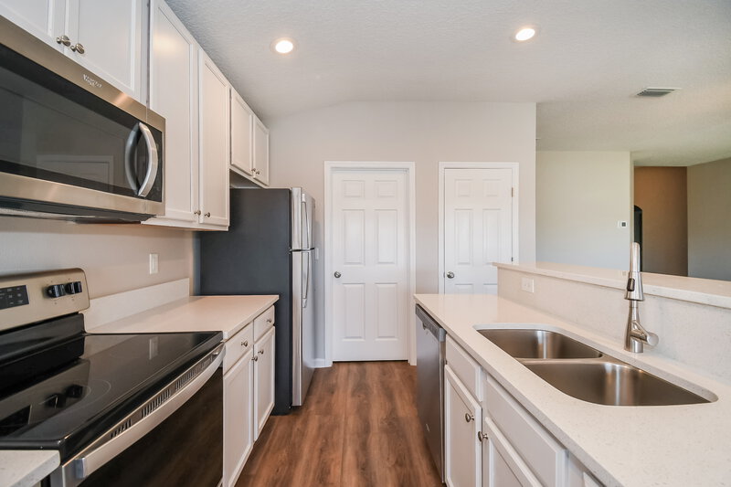 1,860/Mo, 9287 Hawkeye Dr Jacksonville, FL 32221 Kitchen View 2