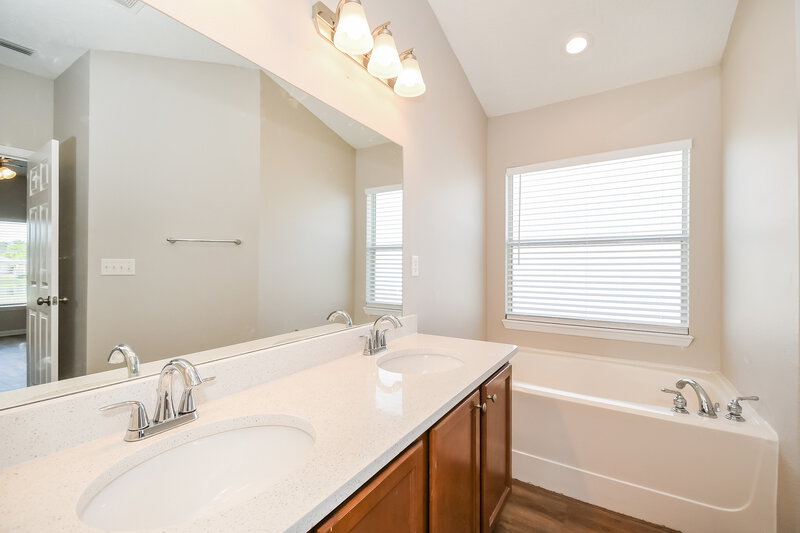 1,860/Mo, 9287 Hawkeye Dr Jacksonville, FL 32221 Main Bathroom View