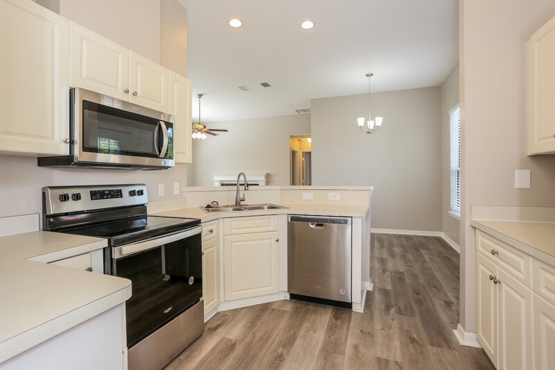 1,675/Mo, 213 Park Ave Hastings, FL 32145 Kitchen View 2