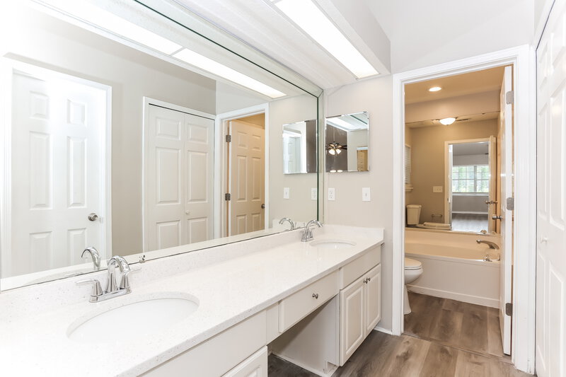 1,920/Mo, 8181 Loch Lomond Ln # 1 Jacksonville, FL 32244 Main Bathroom View