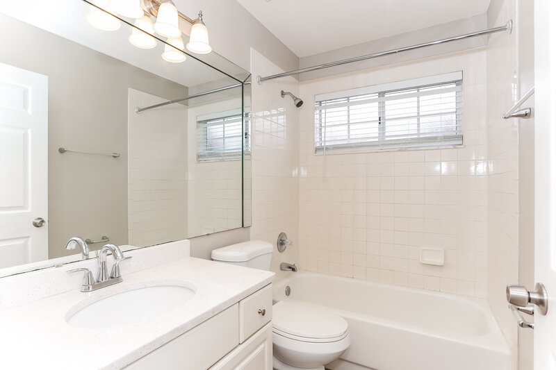 1,920/Mo, 8181 Loch Lomond Ln # 1 Jacksonville, FL 32244 Bathroom View