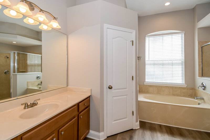 2,670/Mo, 672 Mandy Oaks Dr Jacksonville, FL 32220 Main Bathroom View
