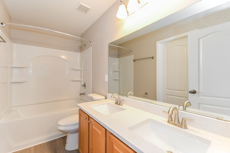 1,600/Mo, 2326 Sunset Bluff Dr Jacksonville, FL 32216 Main Bathroom View