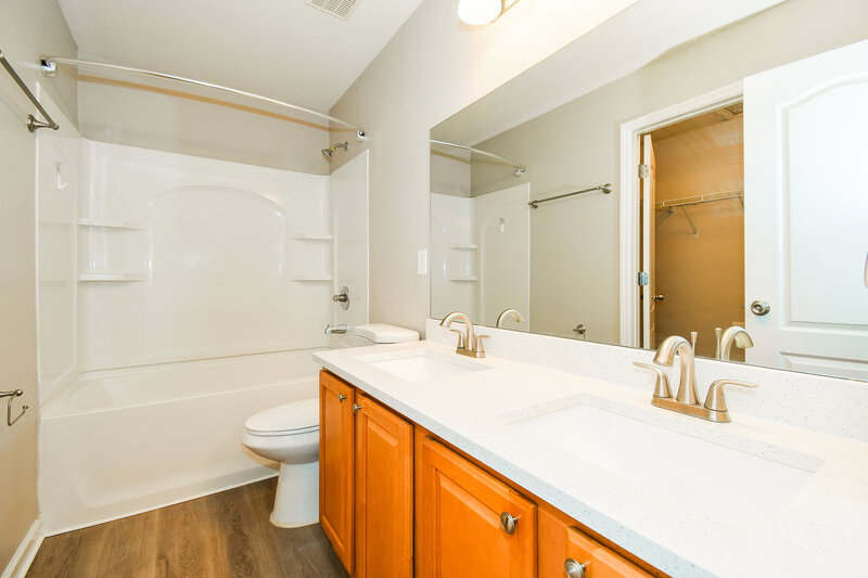 1,725/Mo, 2326 Sunset Bluff Dr Jacksonville, FL 32216 Main Bathroom View