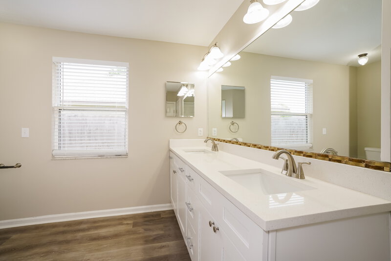 1,780/Mo, 571 Charles Pinckney St Orange Park, FL 32073 Main Bathroom View