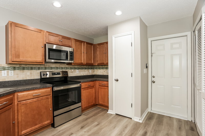 1,655/Mo, 10621 Academy Park Dr Jacksonville, FL 32218 Kitchen View 2