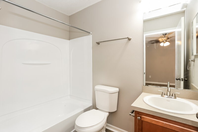 1,655/Mo, 10621 Academy Park Dr Jacksonville, FL 32218 Bathroom View