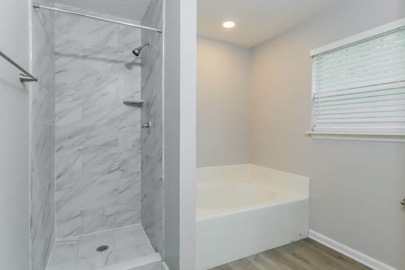 2,210/Mo, 4065 Dalry Dr Jacksonville, FL 32246 Main Bathroom View