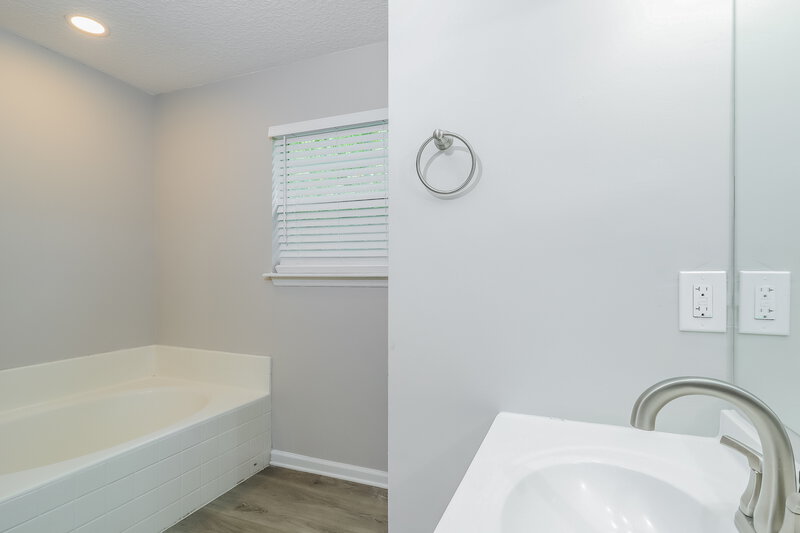 2,210/Mo, 4065 Dalry Dr Jacksonville, FL 32246 Main Bathroom View 2