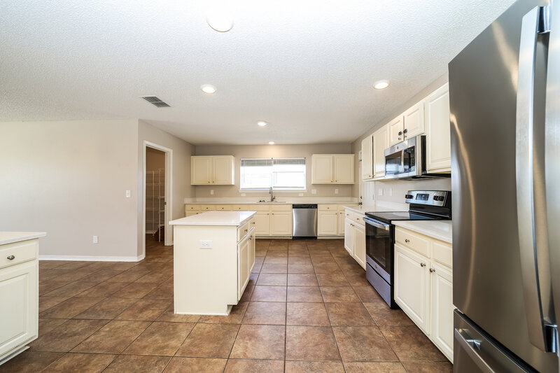 3,800/Mo, 3017 Morning Sun Dr Middleburg, FL 32068 Kitchen View 2