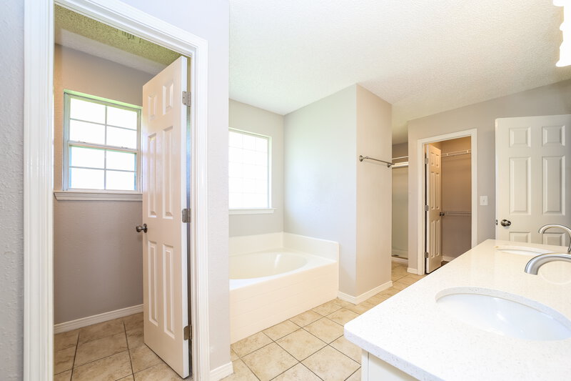 3,800/Mo, 3017 Morning Sun Dr Middleburg, FL 32068 Main Bathroom View
