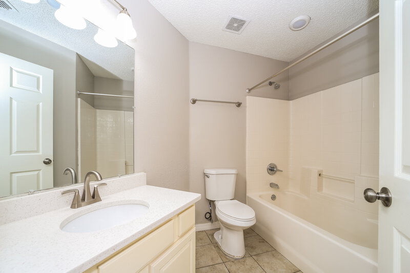 3,800/Mo, 3017 Morning Sun Dr Middleburg, FL 32068 Bathroom View