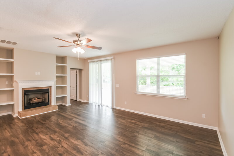 2,210/Mo, 113 Kings Manor Ct Saint Augustine, FL 32086 Living Room View 3