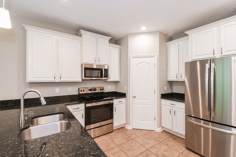 2,210/Mo, 113 Kings Manor Ct Saint Augustine, FL 32086 Kitchen View 2