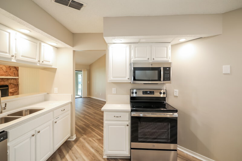 2,015/Mo, 11259 Thomaston Pl Jacksonville, FL 32257 Kitchen View 2