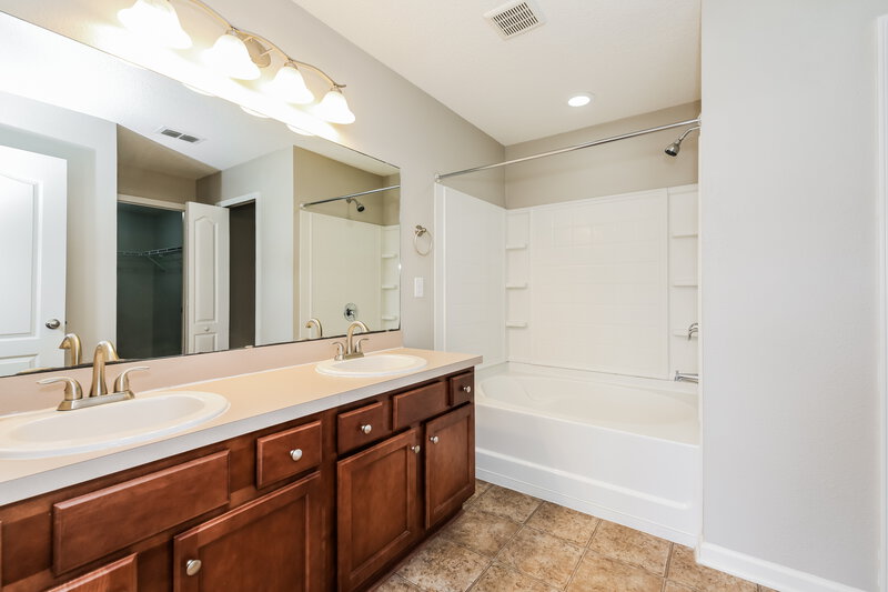 3,040/Mo, 95124 Turnstone Ct Fernandina Beach, FL 32034 Main Bathroom View