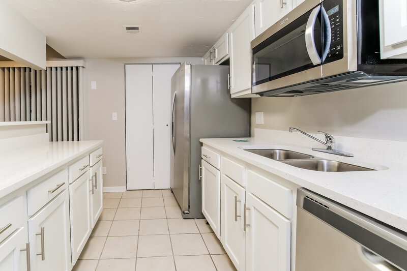 1,945/Mo, 6911 Coleus Ct Jacksonville, FL 32244 Kitchen View 2