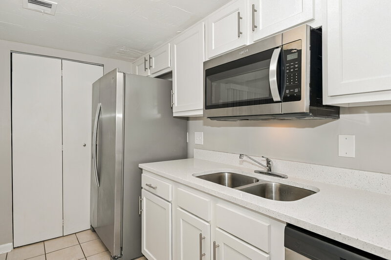 1,965/Mo, 6911 Coleus Ct Jacksonville, FL 32244 Kitchen View 2