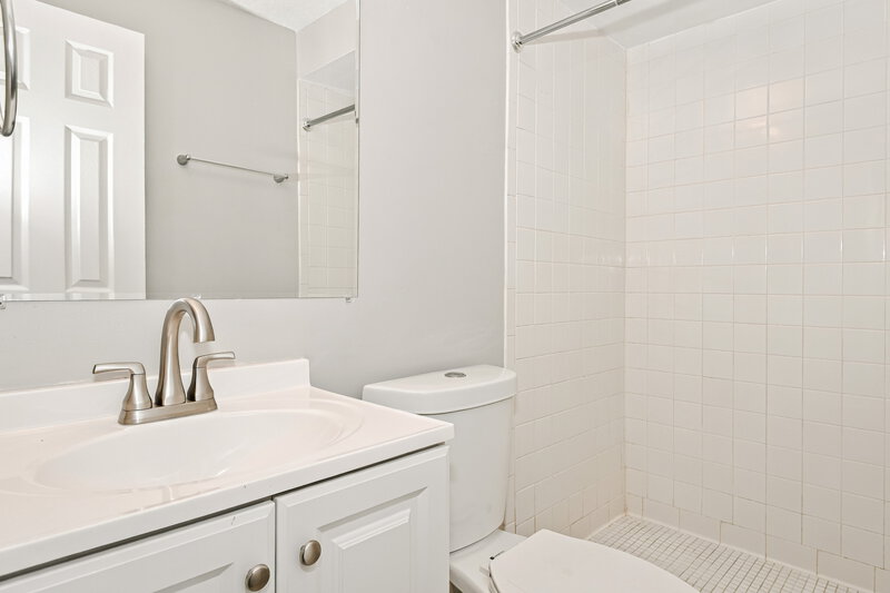 1,965/Mo, 6911 Coleus Ct Jacksonville, FL 32244 Bathroom View
