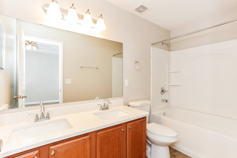 1,960/Mo, 2352 Red Moon Dr Jacksonville, FL 32216 Bathroom View