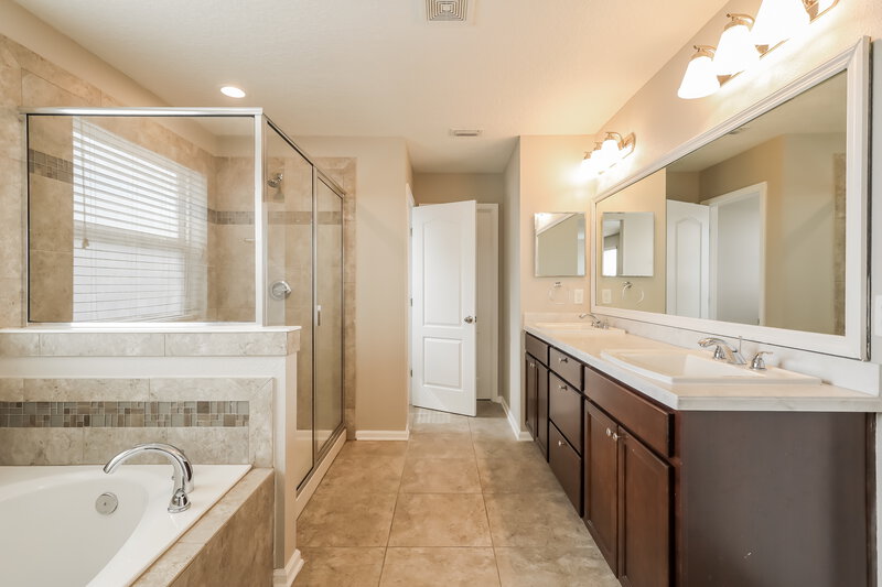 2,480/Mo, 3343 Spring Valley Ct Green Cove Springs, FL 32043 Main Bathroom View