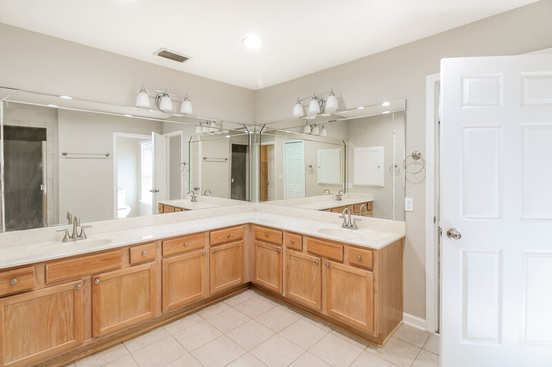 2,710/Mo, 3819 Lavista Cir Jacksonville, FL 32217 Main Bathroom View