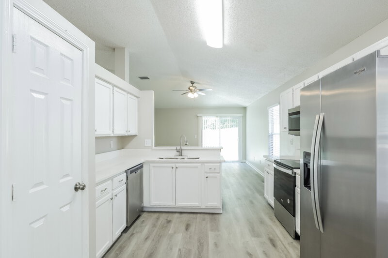 2,465/Mo, 7717 Fawn Lake Dr S Jacksonville, FL 32256 Kitchen View 2
