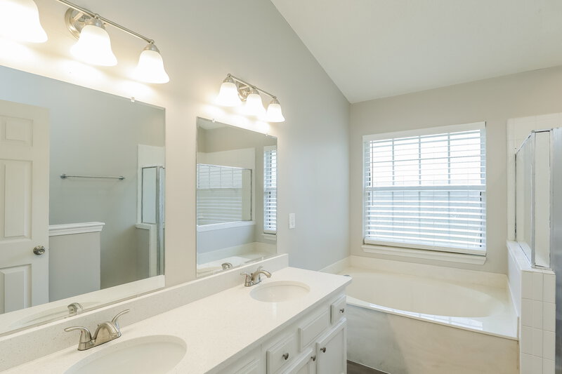 2,465/Mo, 7717 Fawn Lake Dr S Jacksonville, FL 32256 Main Bathroom View