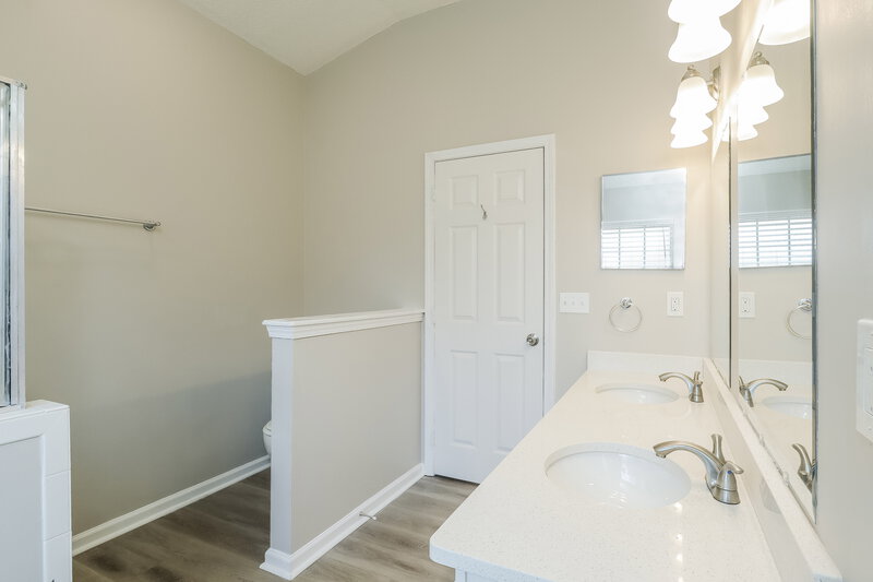 2,465/Mo, 7717 Fawn Lake Dr S Jacksonville, FL 32256 Main Bathroom View 2