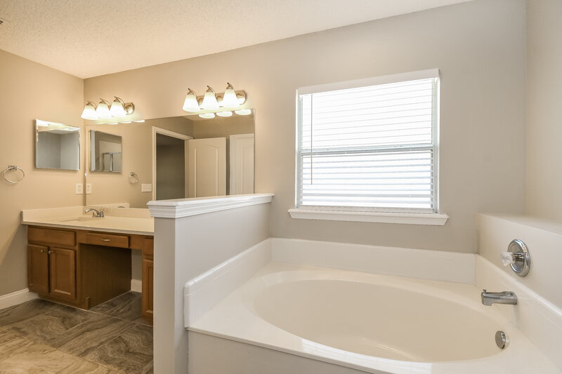 2,470/Mo, 1068 Ardmore St Saint Augustine, FL 32092 Main Bathroom View 2