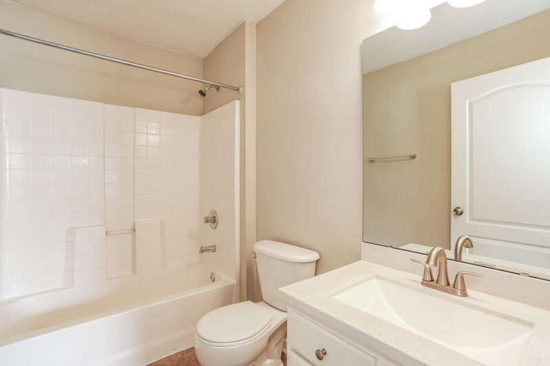 1,975/Mo, 7068 Beekman Lake Dr Jacksonville, FL 32222 Main Bathroom View