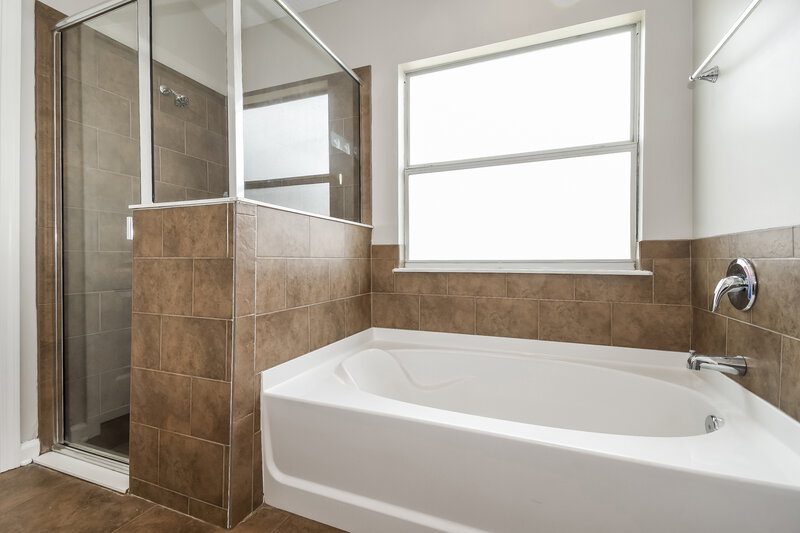 2,200/Mo, 1706 Foggy Day Dr Middleburg, FL 32068 Main Bathroom View