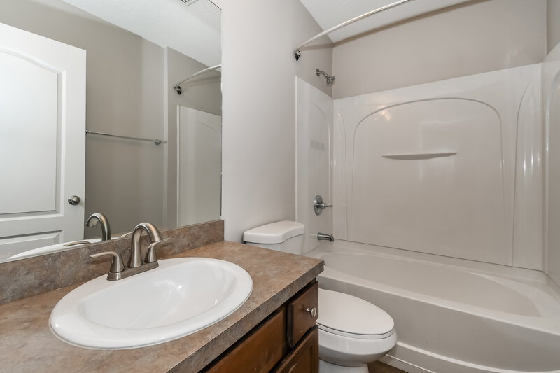 2,200/Mo, 1706 Foggy Day Dr Middleburg, FL 32068 Bathroom View 2