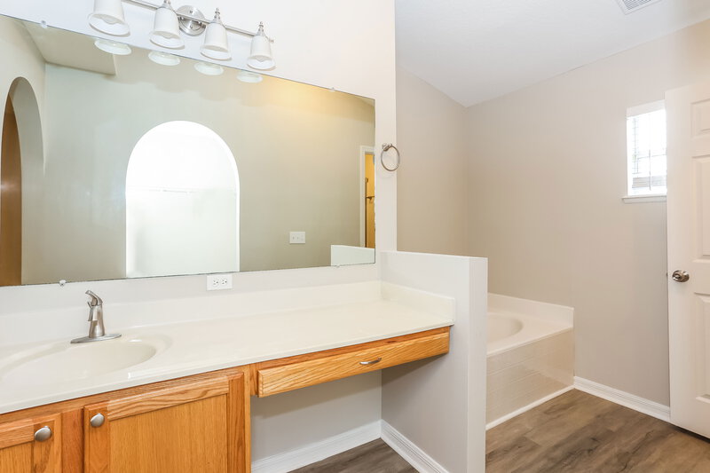 1,825/Mo, 8724 Merseyside Ave Jacksonville, FL 32219 Main Bathroom View