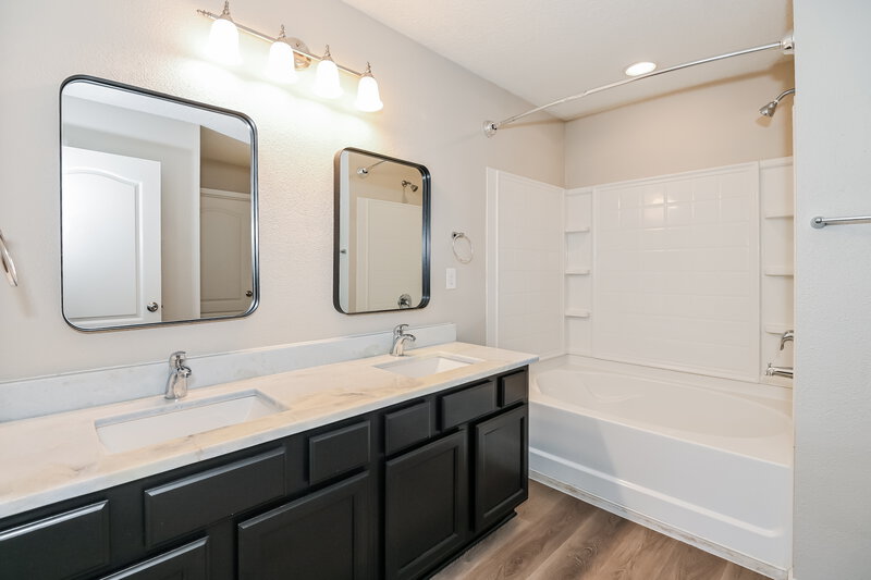 2,055/Mo, 393 Harley Dr Jacksonville, FL 32218 Main Bathroom View